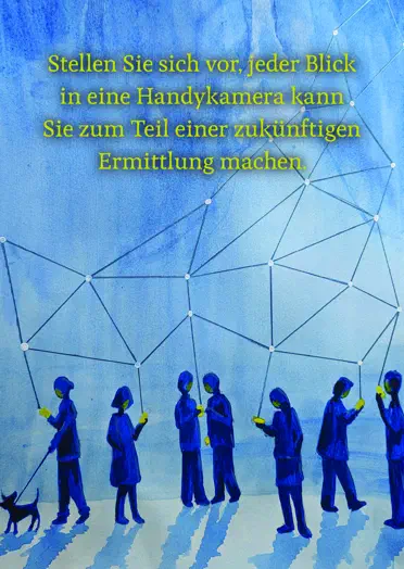 Postkarte mit dem Text „Stellen Sie sich vor, jede Blick in eine Handykamera kann Sie zum Teil einer zukünftigen Ermittlung machen.“ Dahinter Aquarell-Zeichnung von Personen, die auf ihr Handy schauen vor hellblauem Hintergrund. Die Handys sind in der Luft zu einem Netz mit Knotenpunkten verbunden.