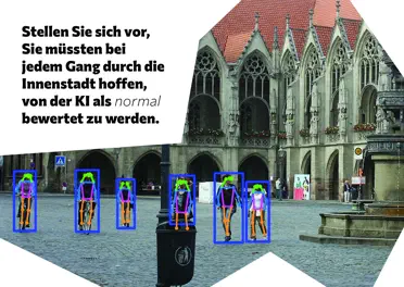 Postkarte mit dem Text „Stellen Sie sich vor, Sie müssten bei jedem Gang durch die Innenstadt hoffen, von der KI als normal bewertet zu werden.“ Daneben ein Foto einer Innenstadtszene,  bei der alle Menschen mit Punktskeletten und Rahmen markiert sind.