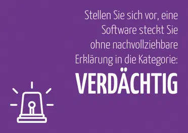 Postkarte mit dem Text „Stellen Sie sich vor, eine Software steckt sie ohne nachvollziehbare Erklärung in die Kategorie: verdächtig“ auf lila Hintergrund. Unten links ein Icon einer Sirene, die Alarm schlägt.