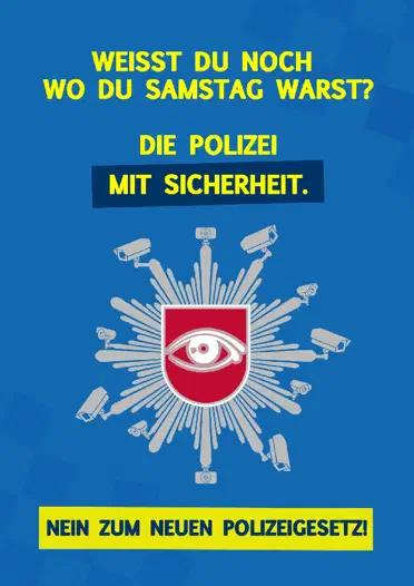 Flyer mit dem Text „Weißt Du noch, wo Du Samstag warst? Die Polizei mit Sicherheit. Nein zum neuen Polizeigesetz!“ auf blauem Hintergrund. In der Mitte ein Polizeistern, auf dem zahlreiche Überwachungskameras angebracht sind und das Wappen durch ein Auge ersetzt wurde.
